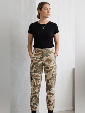 ARDENE, Camouflaged high Rise Cargo Pants in Green/Brown/Beige.  Size small
